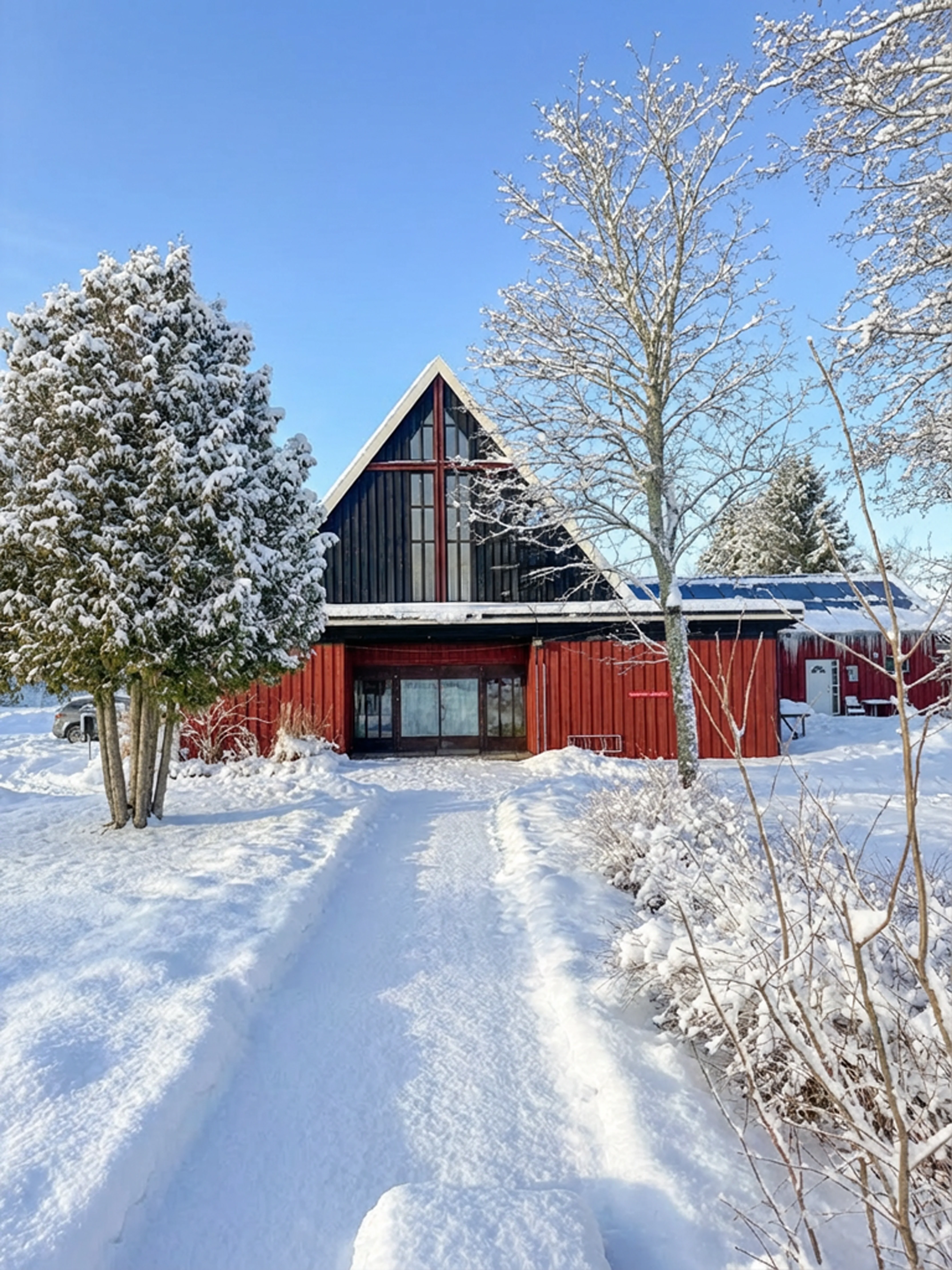 Gamla Café Medmig - en vacker röd träkyrka i Tungelsta