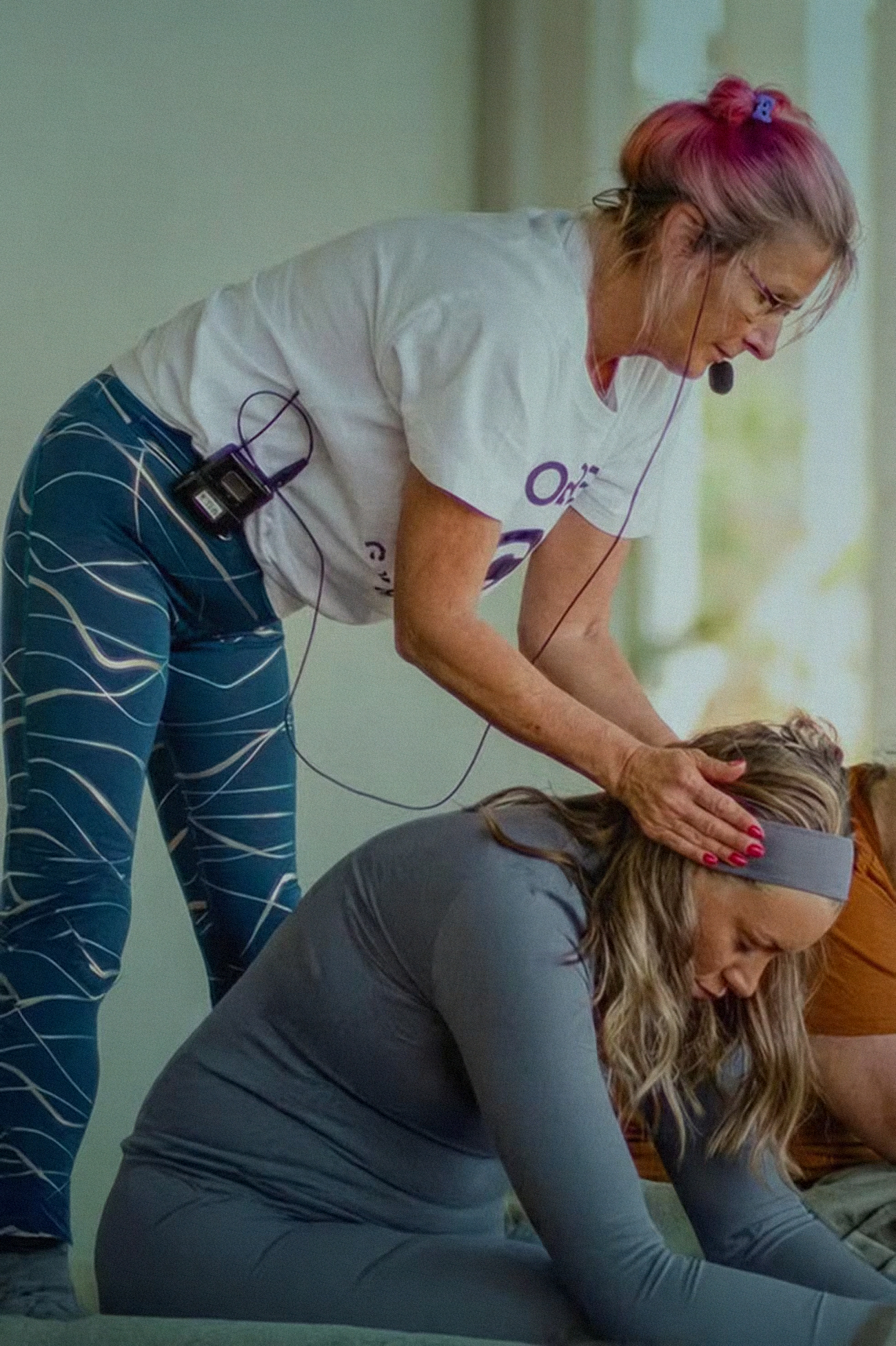 Angela hjälper en deltagare